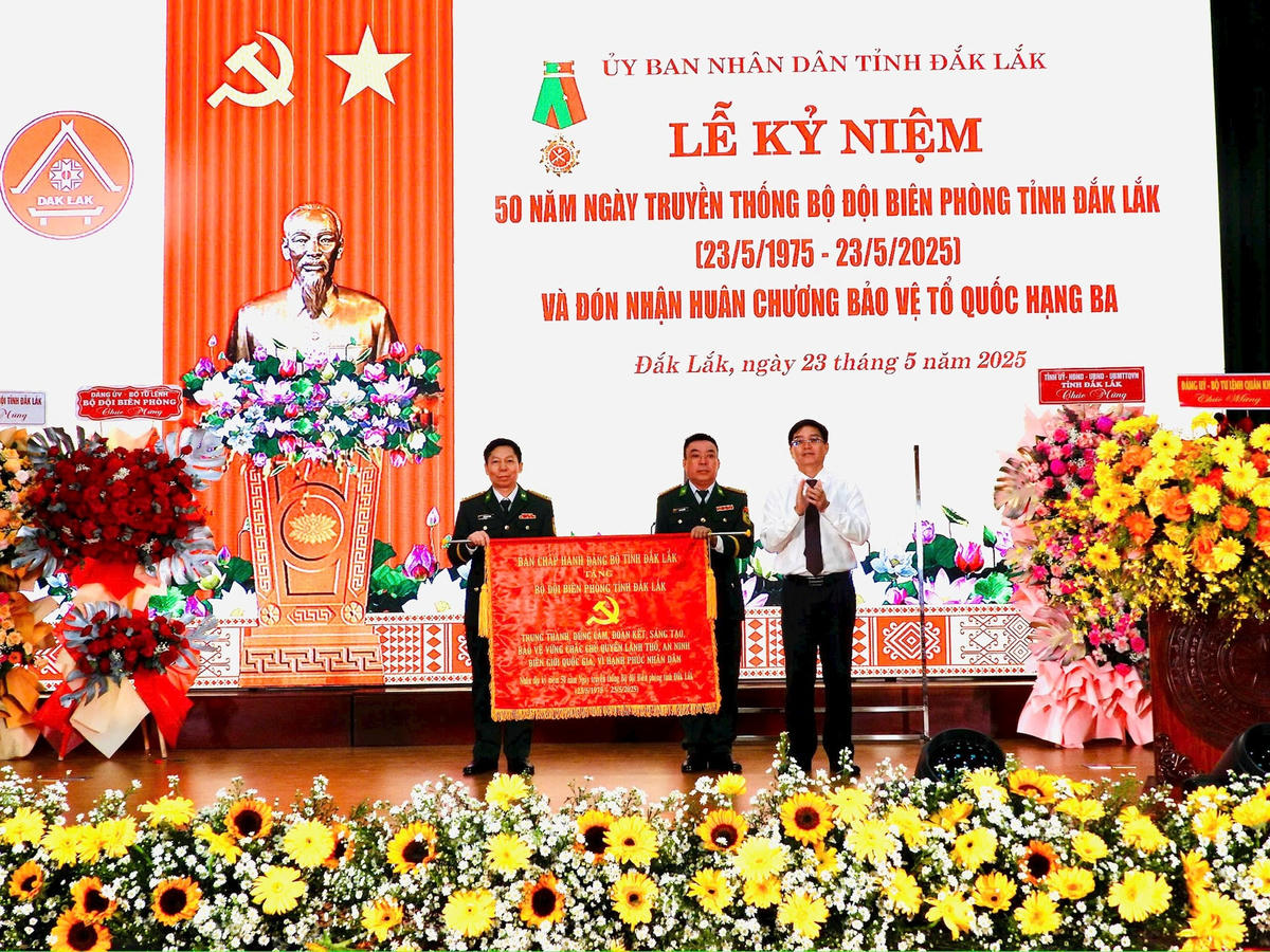 Nhân dịp kỷ niệm 50 năm Ngày truyền thống Bộ đội Biên phòng tỉnh Đắk Lắk (23/5/1975 - 23/5/2025), Tỉnh ủy Đắk Lắk tặng Bức trướng cho Bộ đội Biên phòng tỉnh Đắk Lắk với nội dung “TRUNG THÀNH, DŨNG CẢM, ĐOÀN KẾT, SÁNG TẠO BẢO VỆ VỮNG CHẮC CHỦ QUYỀN LÃNH THỔ, AN NINH BIÊN GIỚI QUỐC GIA, VÌ HẠNH PHÚC NHÂN DÂN”. Ảnh: Thanh Nga.