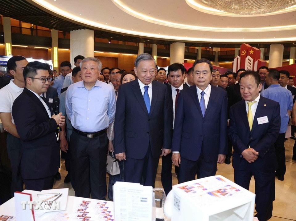 Tổng Bí thư Tô Lâm và các đại biểu tham quan triển lãm 