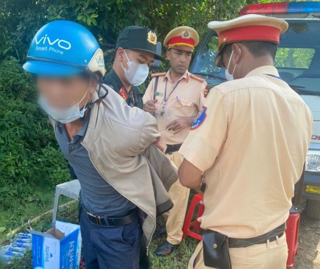 Đối tượng Hoàng Văn K bị lực lượng CSGT bắt giữ cùng tang vật.