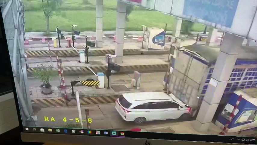 Vụ việc được camera trạm thu phí BOT Quảng Trị quay lại.