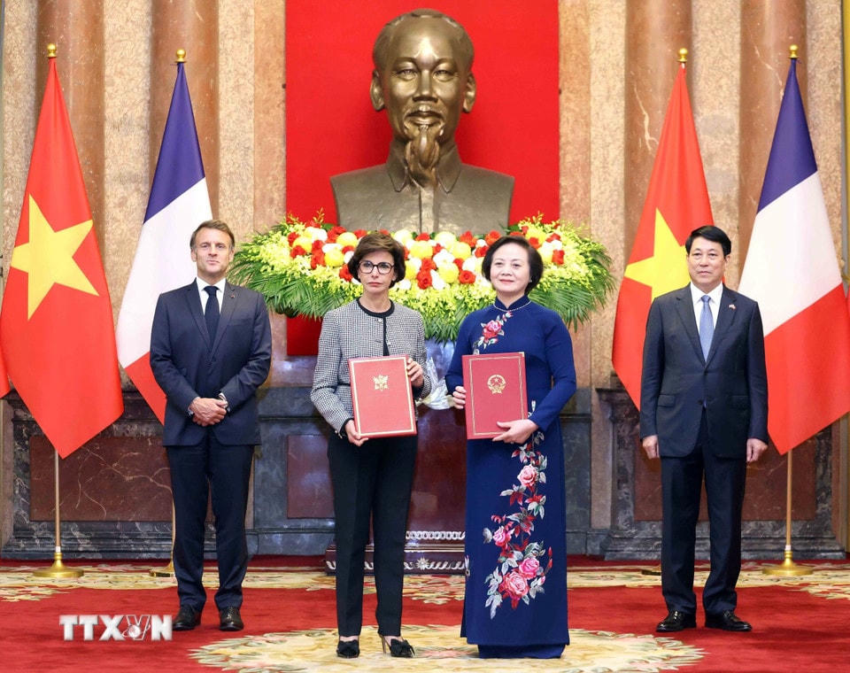 Bộ trưởng Bộ Nội vụ Phạm Thị Thanh Trà và Bộ trưởng Bộ Văn hóa Pháp Rachida Dati trao đổi Ý định thư giữa Bộ Nội vụ Việt Nam và Bộ Văn hóa Pháp trong lĩnh vực lưu trữ. (Ảnh: Lâm Khánh/TTXVN)