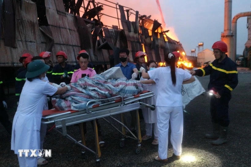 Nạn nhân được các nhân viên y tế đưa đến bệnh viện. (Ảnh: Mạnh Khánh/TTXVN)