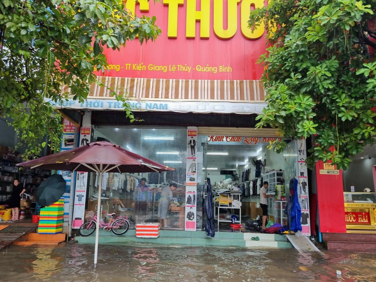 Cửa hàng thời trang vẫn đang gấp rút thu dọn, đưa những phụ kiện lên cao để tránh hư hỏng.