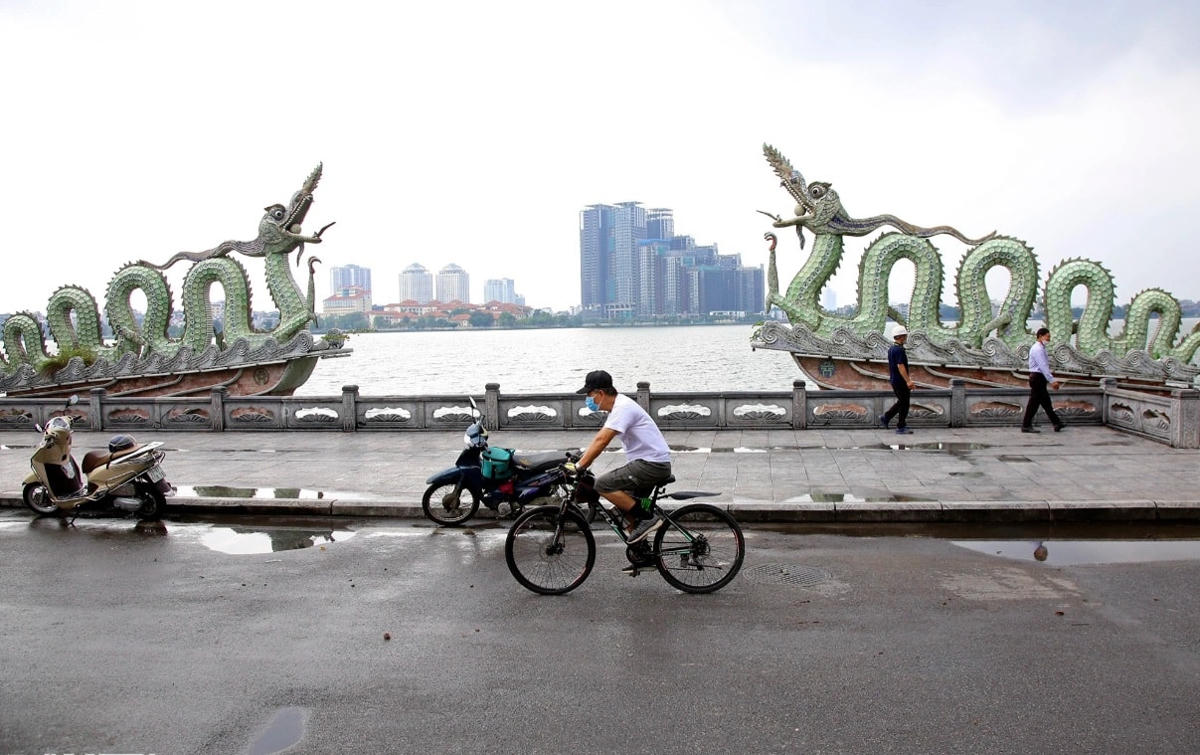 Ngoài những thắng cảnh, di tích lâu đời, Hồ Tây cũng có thêm các địa điểm mới làm đổi thay cảnh sắc gây tranh cãi như 2 con rồng đặt tại phố Vệ Hồ.