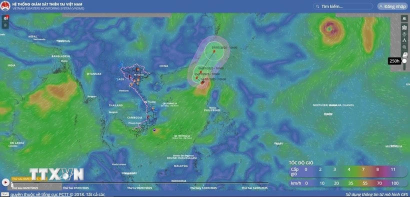 Đường đi của vùng áp thấp nhìn từ vệ tinh lúc 13h ngày 4/7/2025. (Ảnh: TTXVN phát)