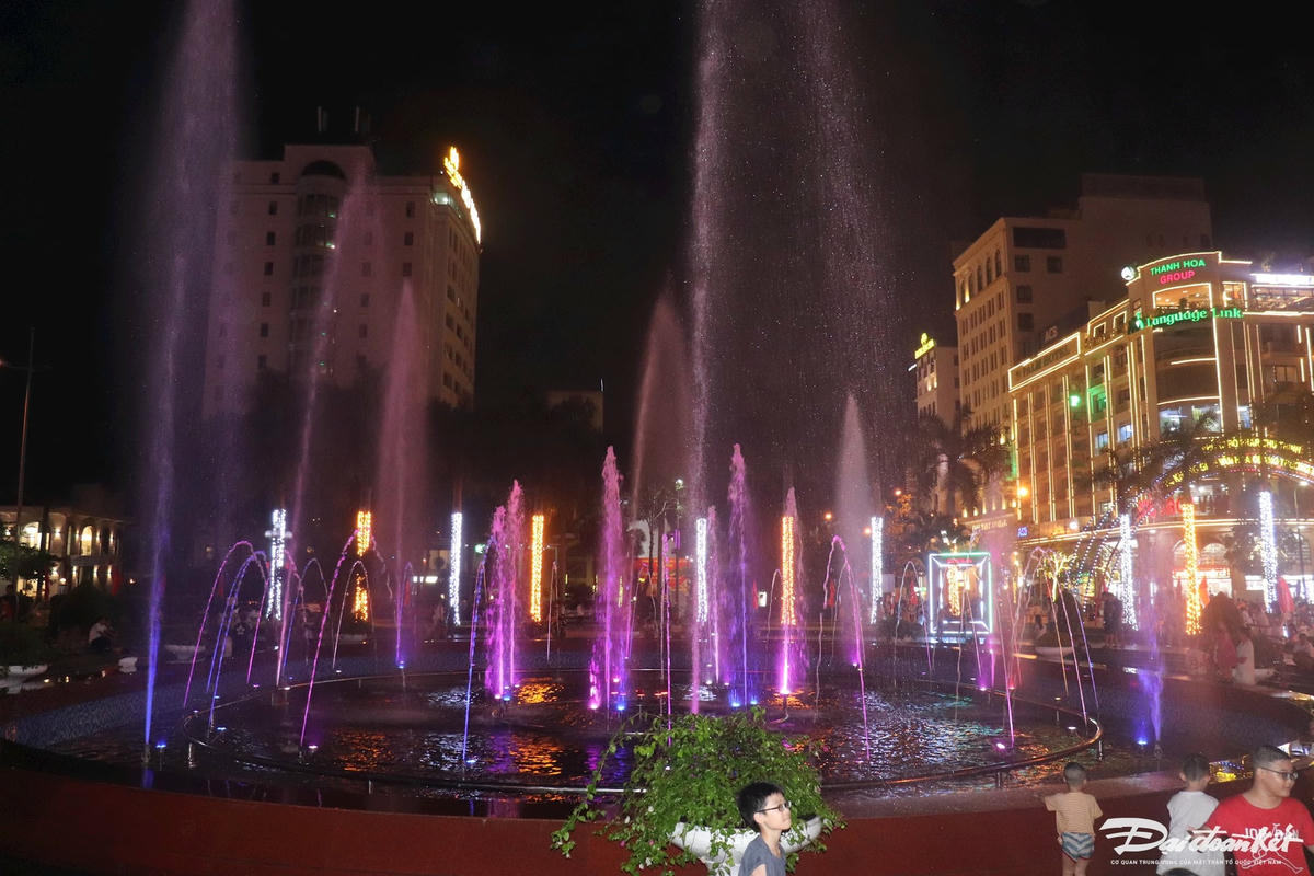 Không gian phố đi bộ này được chia thành 2 giai đoạn, trong đó, giai đoạn 1 tổ chức thí điểm dọc tuyến đường từ ngã tư Phan Chu Trinh - Hạc Thành đến đường Dương Đình Nghệ; giai đoạn 2 sau khi tổng kết, nếu được đánh giá tích cực sẽ mở rộng phạm vi đến công sở UBND phường Điện Biên. Ảnh: Đình Minh