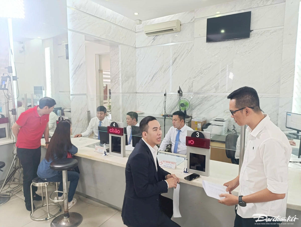 Những người dân đầu tiên đến làm hồ sơ hành chính tại UBND phường Sài Gòn vào sáng sớm ngày 1/7. Ảnh: Hồng Phúc.