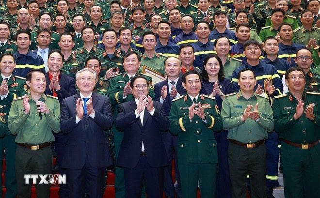 Thủ tướng Phạm Minh Chính với các đại biểu và lực lượng tham gia hỗ trợ Myanmar khắc phục hậu quả động đất. (Ảnh: Dương Giang/TTXVN) ttxvn-thu-tuong-tuyen-duong-myanmar-12.jpg