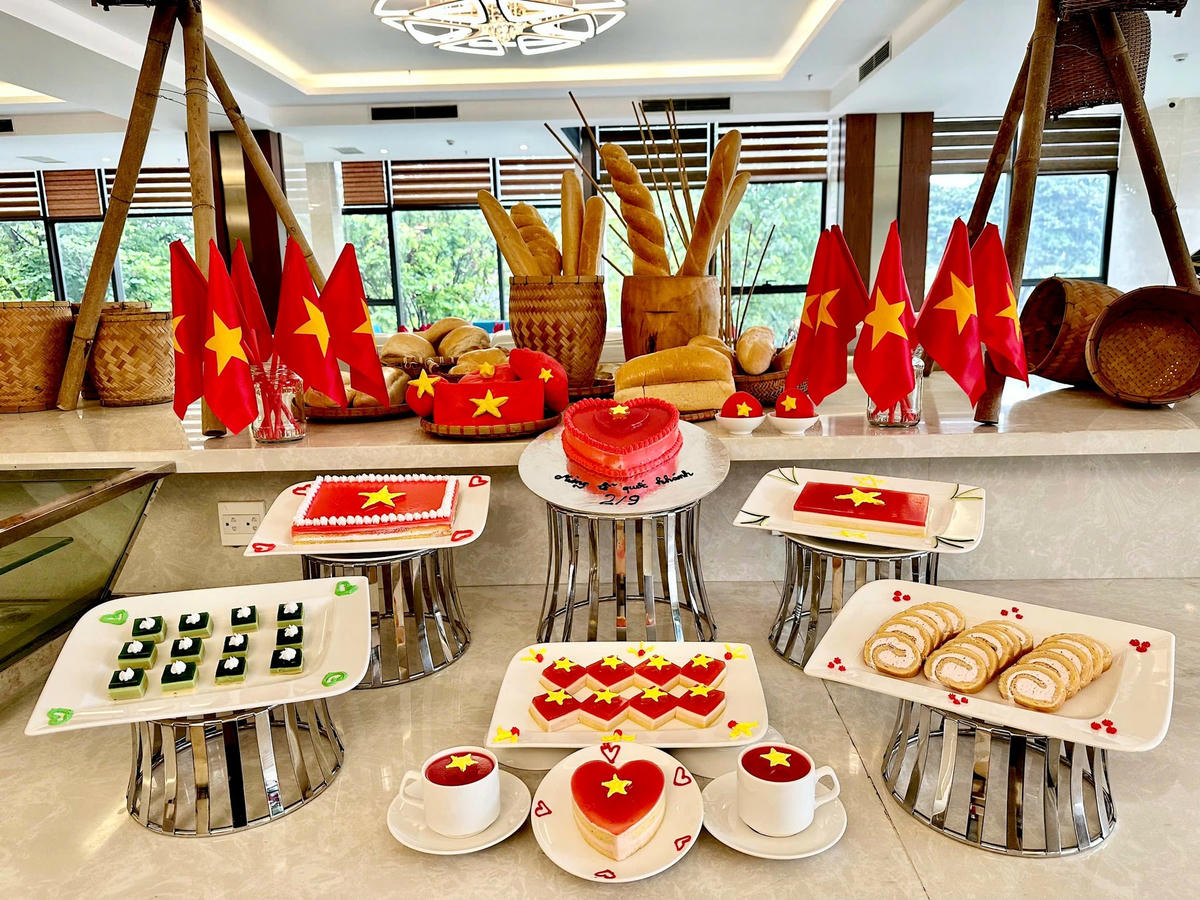 Buffet ấn tượng với hình ảnh trang trí cờ Tổ quốc