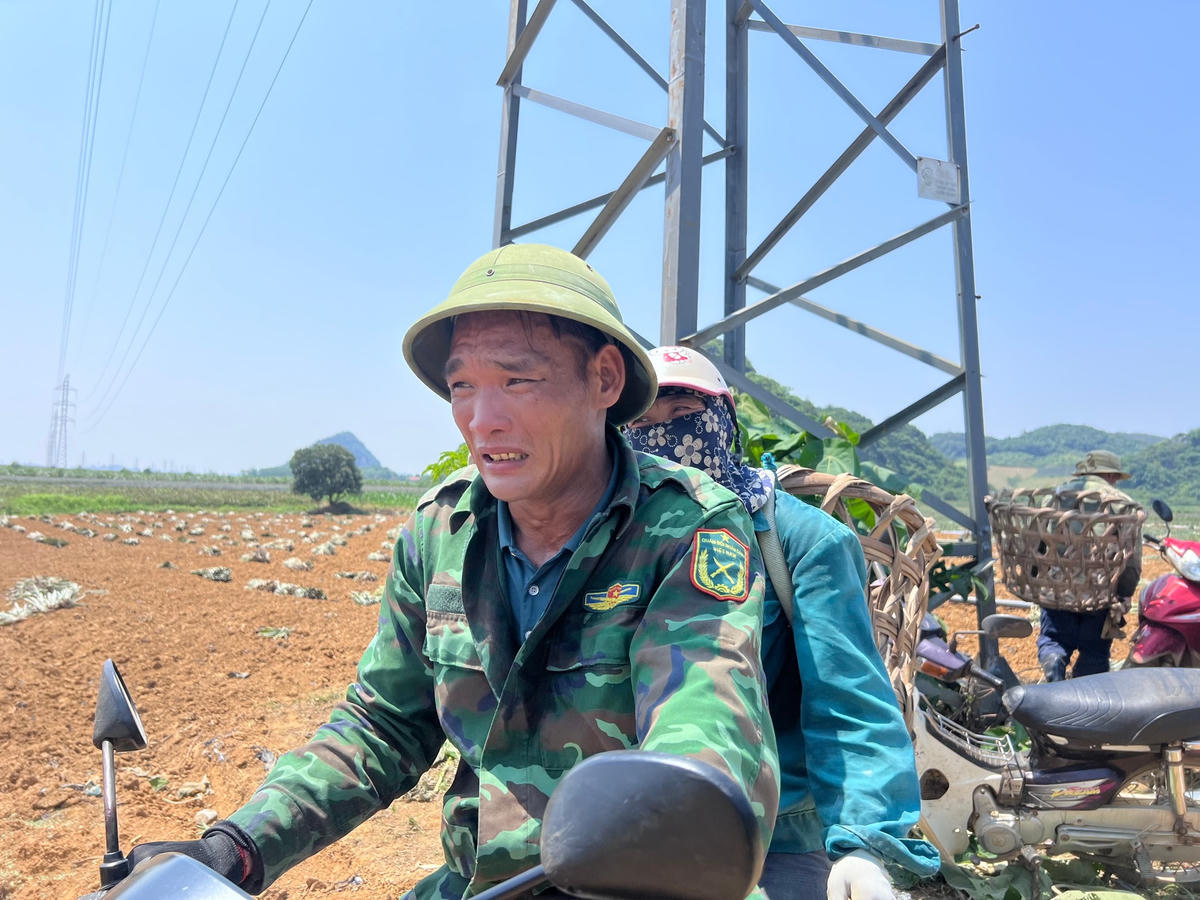 Kết thúc nửa ngày làm việc, người lao động nhanh chóng lên xe và quay trở về nhà.