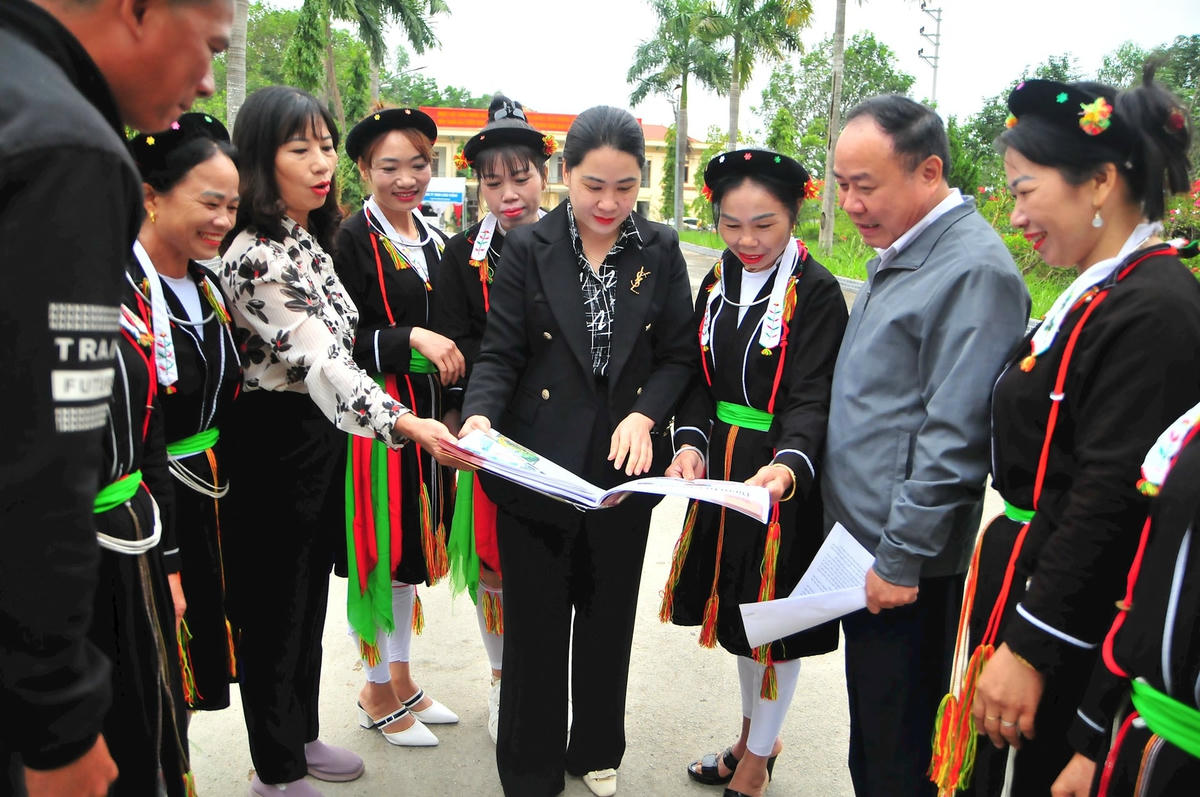 Phòng Dân tộc huyện Sơn Dương luôn quan tâm sâu sát cùng lãnh đạo xã Thiện Kế trong việc tuyên truyền, đẩy nhanh tiến độ thực hiện các Chương trình MTQG. Ảnh Xuân Trường.