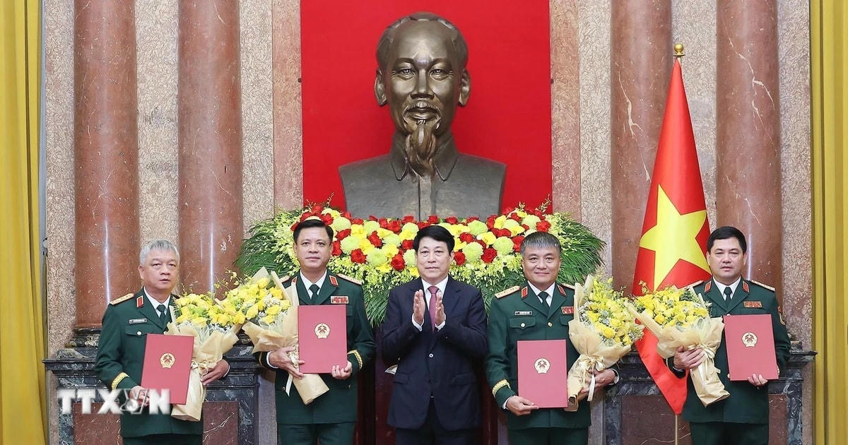 Chủ tịch nước Lương Cường trao Quyết định thăng quân hàm từ Trung tướng lên Thượng tướng đối với các đồng chí Ủy viên Trung ương Đảng, Uỷ viên Quân uỷ Trung ương: Nguyễn Hồng Thái, Thứ trưởng Bộ Quốc phòng; Nguyễn Văn Hiền, Thứ trưởng Bộ Quốc phòng; Nguyễn Trường Thắng, Thứ trưởng Bộ Quốc phòng; Nguyễn Quang Ngọc, Phó Tổng Tham mưu trưởng Quân đội nhân dân Việt Nam. (Ảnh: Lâm Khánh/TTXVN)