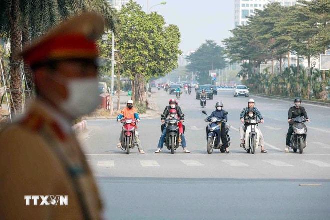 Sau khi lực lượng CSGT trên toàn địa bàn thành phố Hà Nội tăng cường xử lý vi phạm theo quy định tại Luật Trật tự, an toàn giao thông đường bộ và Nghị định 168/2024/NĐ-CP của Chính phủ (có hiệu lực từ 1/1/2025), việc chấp hành luật giao thông đường bộ của người dân tốt lên rõ rệt. (Ảnh: Phạm Kiên/TTXVN) ttxvn-luat-giao-thong-tot-len-ro-ret-sau-khi-nghi-dinh-168-duoc-trien-khai-1501-2.jpg