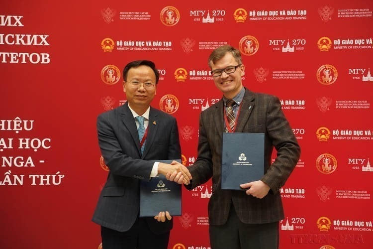 Trao biên bản thỏa thuận giữa Đại học tổng hợp Liên bang Viễn Đông và Đại học Bách khoa-Đại học Quốc gia Thành phố Hồ Chí Minh tại Diễn đàn hiệu trưởng các trường đại học Việt-Nga lần thứ 2 (Moskva, 18/4/2024). (Ảnh: Duy Trinh/TTXVN)