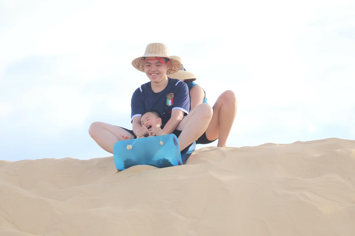 Sở hữu những động cát mênh mông, ngút ngàn, bờ biển dài hơn 116km, Quảng Bình trở thành điểm đến lý tưởng của những bước chân ưa khám phá, thích đắm mình với những trải nghiệm trên cát. Không chỉ là mảnh đất “chang chang cồn cát” với nắng, với gió đầy khắc nghiệt, nơi đây đã đủ sức hút để níu chân lữ khách bởi những trò chơi thú vị, mạo hiểm trên cát.