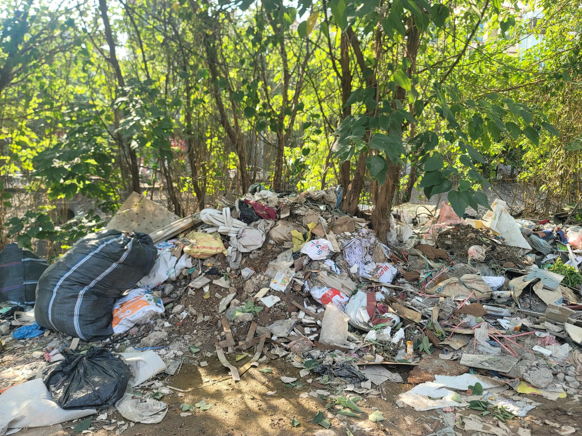 Rác thải lâu năm không được dọn, chất đống cao cả mét.