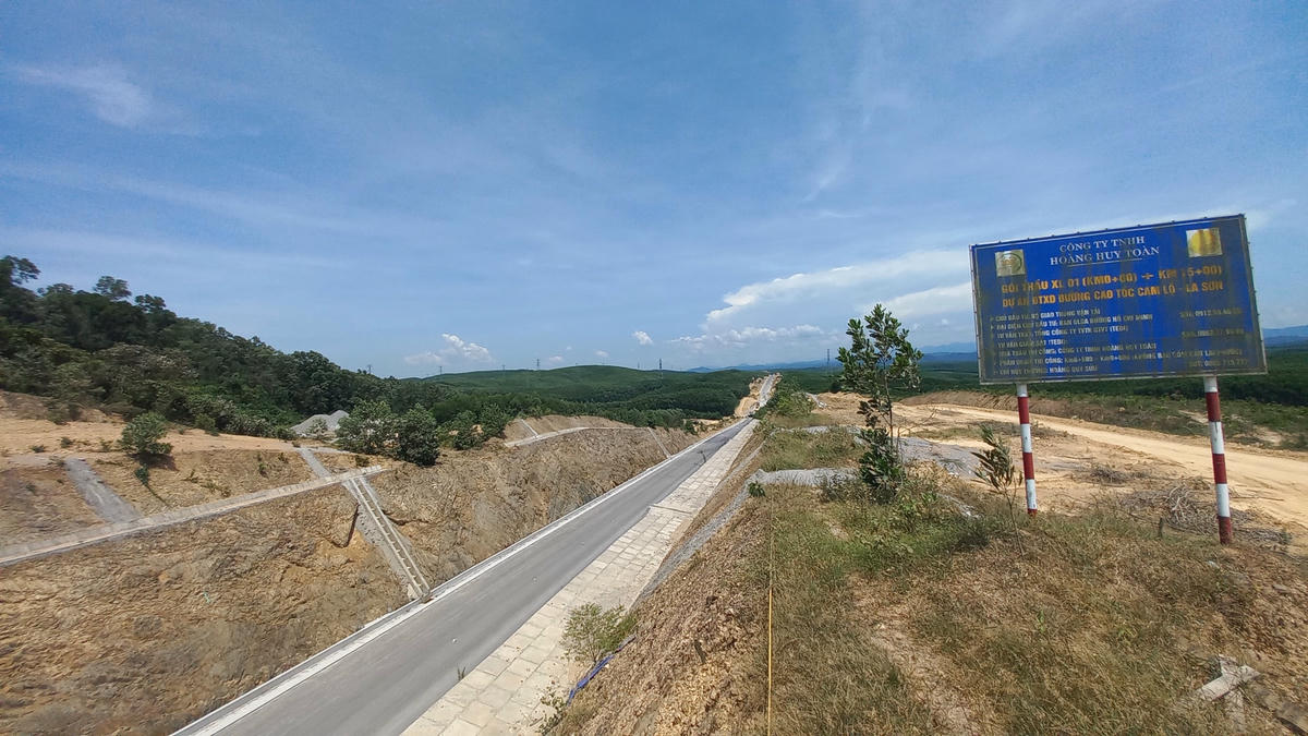 Cao tốc Cam Lộ – La Sơn nằm trong dự án cao tốc Bắc Nam, đi qua các địa phận: TP. Đông Hà, TX. Quảng Trị, huyện Triệu Phong, huyện Hải Lăng (tỉnh Quảng Trị) và huyện Phong Điền, TX. Hương Trà, TX. Hương Thủy huyện Phú Lộc (tỉnh Thừa Thiên - Huế).