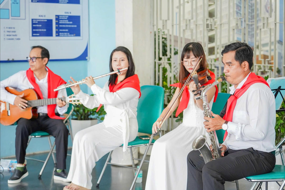 Với thông điệp yêu thương và sẻ chia, chương trình mang đến không gian âm nhạc đầy cảm xúc với sự tham gia biểu diễn của các nghệ sĩ đến từ Nhạc viện TP Hồ Chí Minh: Đặng Ngọc Ngân, Nguyễn Ngọc Thiên Ngân, Mai Tùng Lâm và Lê Huy. Ảnh: M.T