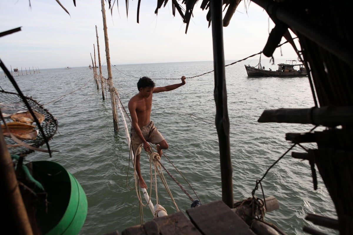 Anh Sơn di chuyển trên hàng đáy.  