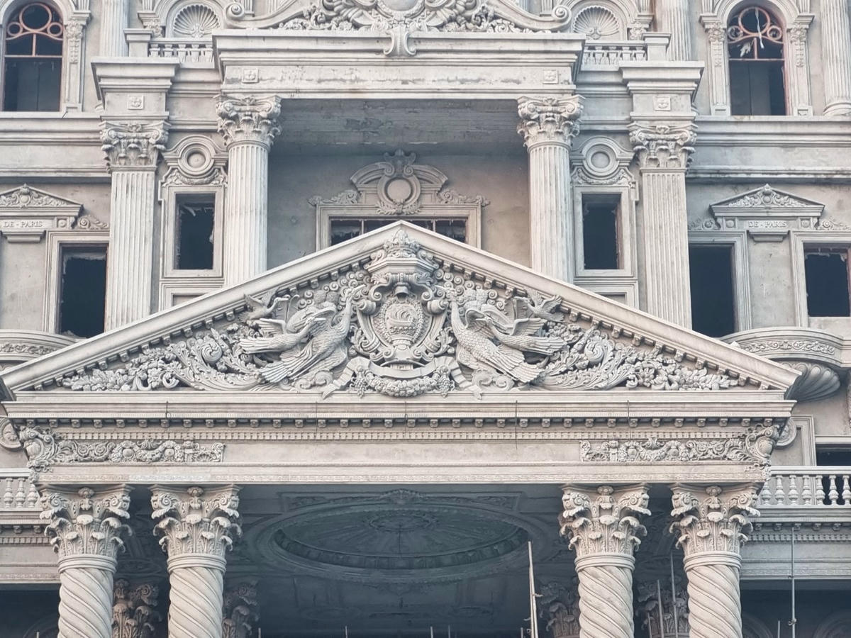 Mỗi chi tiết ở lâu đài đều được các thợ giỏi tay nghề đắp vẽ khéo léo. Ảnh: Ngô Hùng