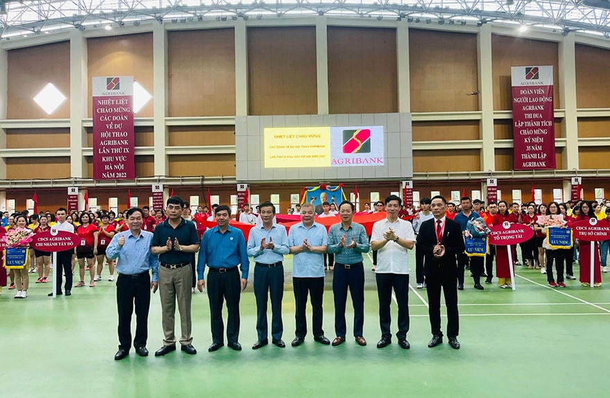 Các lãnh đạo tặng hòa và cờ lưu niệm cho các đoàn vận động viên tham gia hội thao.