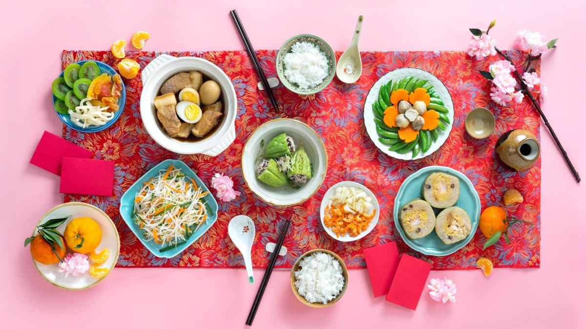 Hạn chế thực phẩm nhiều dầu mỡ, dư đạm, ăn nhiều rau xanh và thanh nhiệt cơ thể mỗi ngày với thức uống như Trà Dr Thanh giúp bạn luôn tươi mát ngày Tết. (Hình internet).