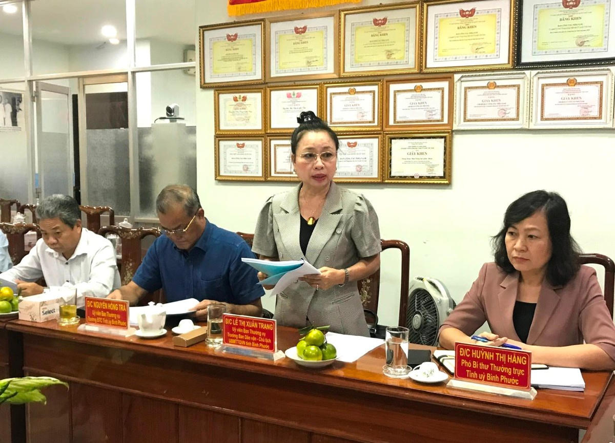 Bà Lê Thị Xuân Trang báo cáo về công tác chuẩn bị đại hội Mặt trận tỉnh Bình Phước.