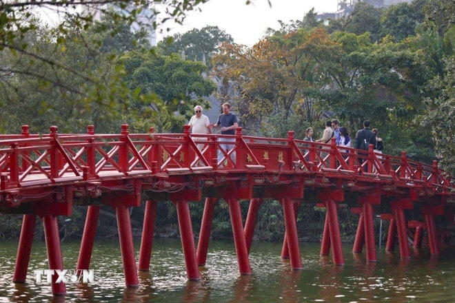 Du khách quốc tế tham quan Đền Ngọc Sơn (Hà Nội). (Ảnh: Thanh Tùng/TTXVN) ttxvn-khach-quoc-te.jpg