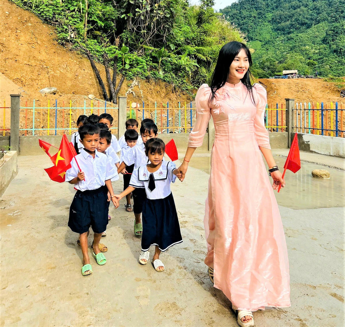 Những hình ảnh xúc động về ngày khai giảng năm học mới ở vùng cao Quảng Nam