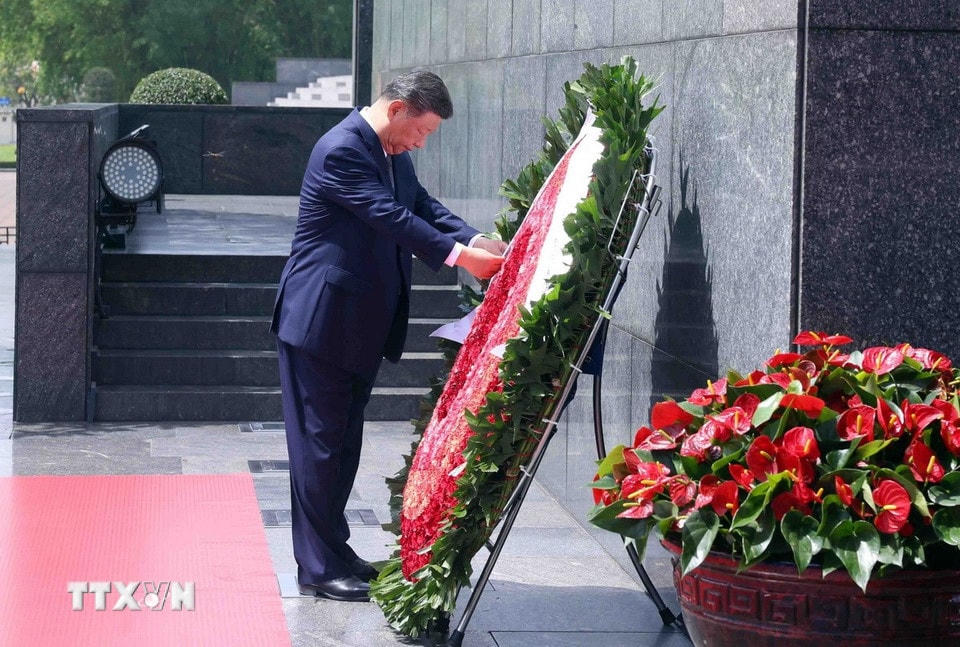 Tổng Bí thư, Chủ tịch nước Trung Quốc Tập Cận Bình đặt vòng hoa tưởng nhớ Chủ tịch Hồ Chí Minh. (Ảnh: Phạm Kiên/TTXVN)