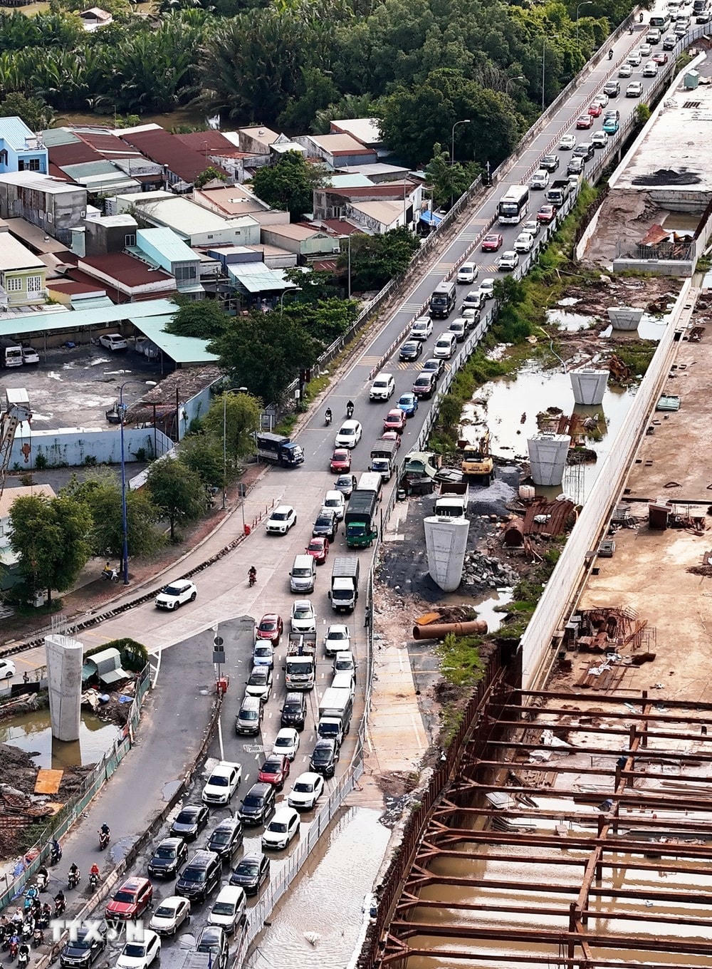 Hàng dài các phương tiện giao thông nối đuôi nhau ở nút giao An Phú (thành phố Thủ Đức). (Ảnh: Hồng Đạt/TTXVN) ttxvn_thanh pho Ho Chi Minh_Long Thanh (4).jpg