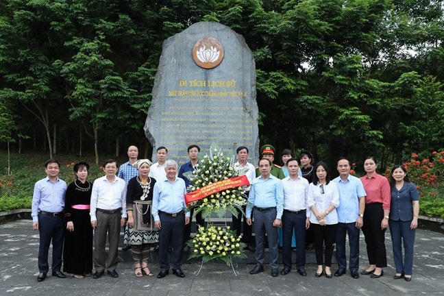  Chủ tịch Ủy Ban Trung ương MTTQ Việt Nam Đỗ Văn Chiến và Phó Chủ tịch Ủy ban Trung ương MTTQ Việt Nam Nguyễn Hữu Dũng cùng các đại biểu chụp ảnh lưu niệm tại Bia di tích lịch sử Mặt trận dân tộc thống nhất Việt Nam tháng 4/2021.