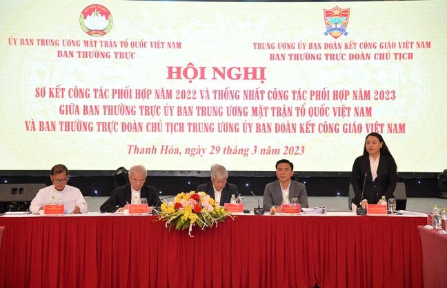 Bà Nguyễn Thị Thu Hà, Ủy viên Trung ương Đảng, Phó Chủ tịch – Tổng Thư ký UBTƯ MTTQ Việt Nam điều hành nội dung thảo luận tại Hội nghị