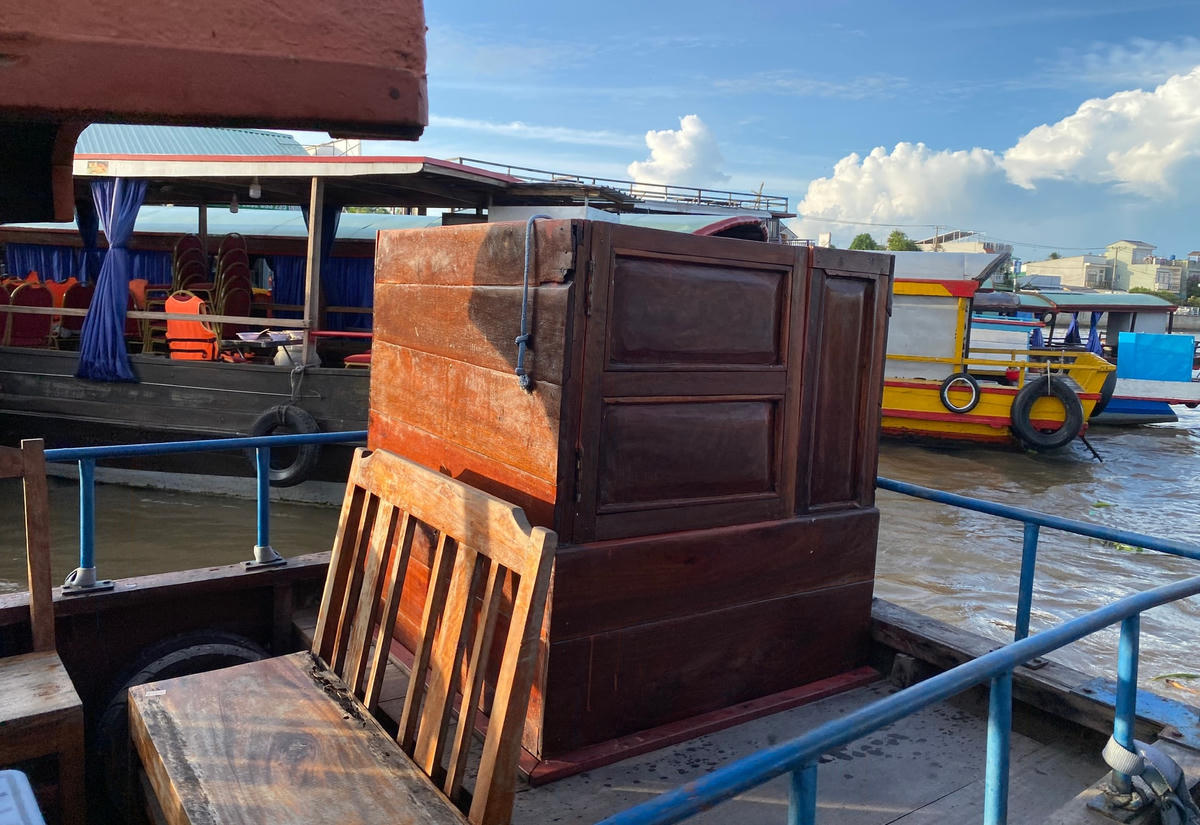 xCần chấn chỉnh tàu trang bị nhà vệ sinh xả thải trực tiếp xuống sông.  