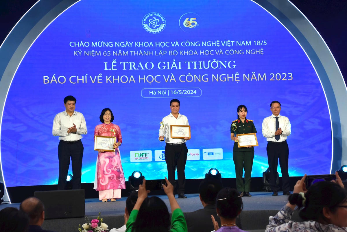 Nhóm tác giả đạt giải Nhì.