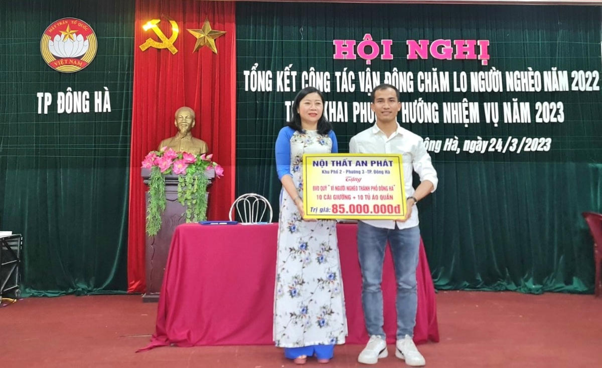Nội thất An Phát (khu phố 2, phường 3, TP Đông Hà) trao tặng 10 cái giường, 10 cái tủ áo quần tổng trị giá 85 triệu đồng.