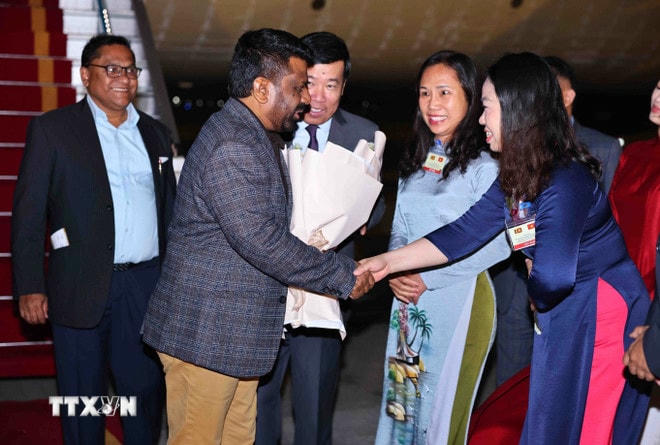Lễ đón Tổng thống nước Cộng hòa Xã hội Chủ nghĩa Dân chủ Sri Lanka Anura Kumara Dissanayaka tại sân bay Quốc tế Nội Bài. (Ảnh: Minh Đức/TTXVN) ttxvn-tong-thong-sri-lanka-toi-ha-noi-bat-dau-tham-chinh-thuc-viet-nam3.jpg