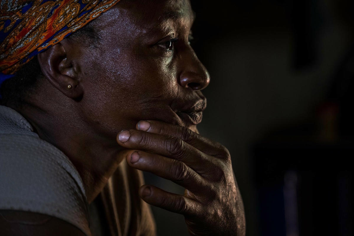 Roseline Ujah, 49 tuổi, một góa phụ ở Umuida, Nigeria. Ảnh: AP.