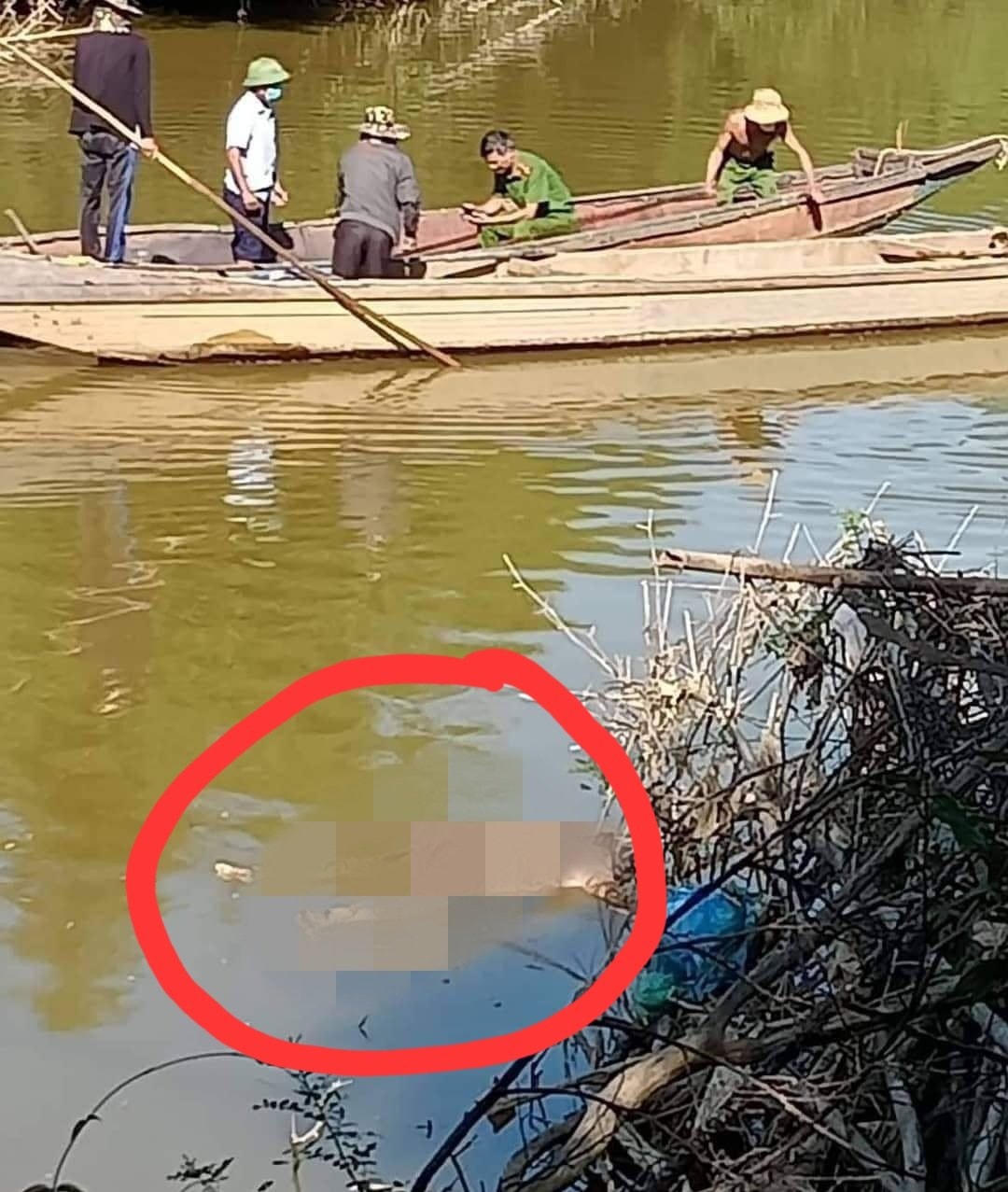 Phát hiện thi thể một người phụ nữ trên sông Nhùng (Ảnh: ND).