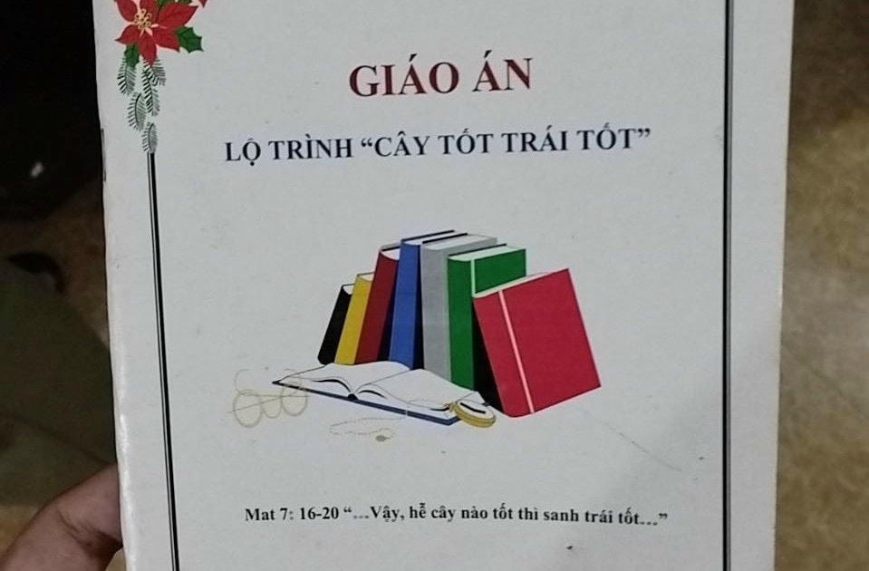 Lực lượng chức năng phát hiện nhiều tài liệu, sổ ghi chép… nghi vấn tổ chức truyền đạo trái phép. Ảnh: CATP.