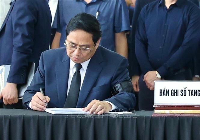 Thủ tướng Phạm Minh Chính ghi sổ tang. Ảnh: Lâm Khánh/TTXVN.