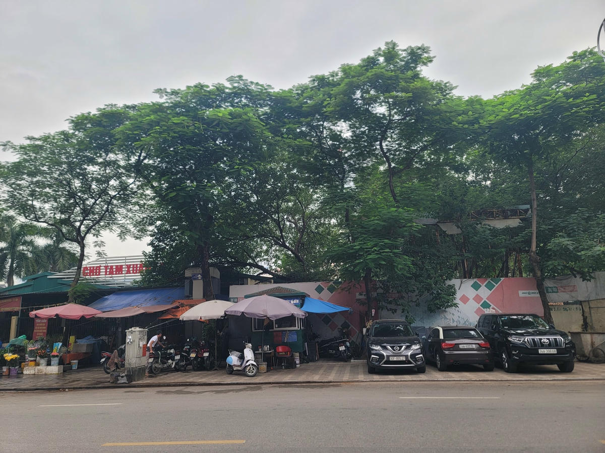 Trên đường Xuân La, có điểm được sử dụng làm điểm khai thác đỗ xe có thu phí.