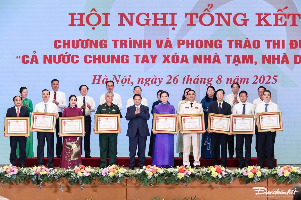 Thủ tướng Phạm Minh Chính trao tặng Huân chương Lao động hạng Ba cho 19 tập thể tiêu biểu trong thực hiện phong trào thi đua “Cả nước chung tay xóa nhà tạm, nhà dột nát trong năm 2025