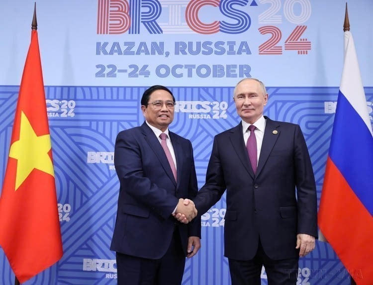 Trong khuôn khổ Hội nghị các Nhà lãnh đạo Nhóm các nền kinh tế mới nổi (BRICS) mở rộng tại Kazan, Liên bang Nga, tối 24/10/2024, Thủ tướng Phạm Minh Chính gặp Tổng thống Liên bang Nga Vladimir Putin, Chủ tịch Nhóm BRICS năm 2024. (Ảnh: Dương Giang/TTXVN)