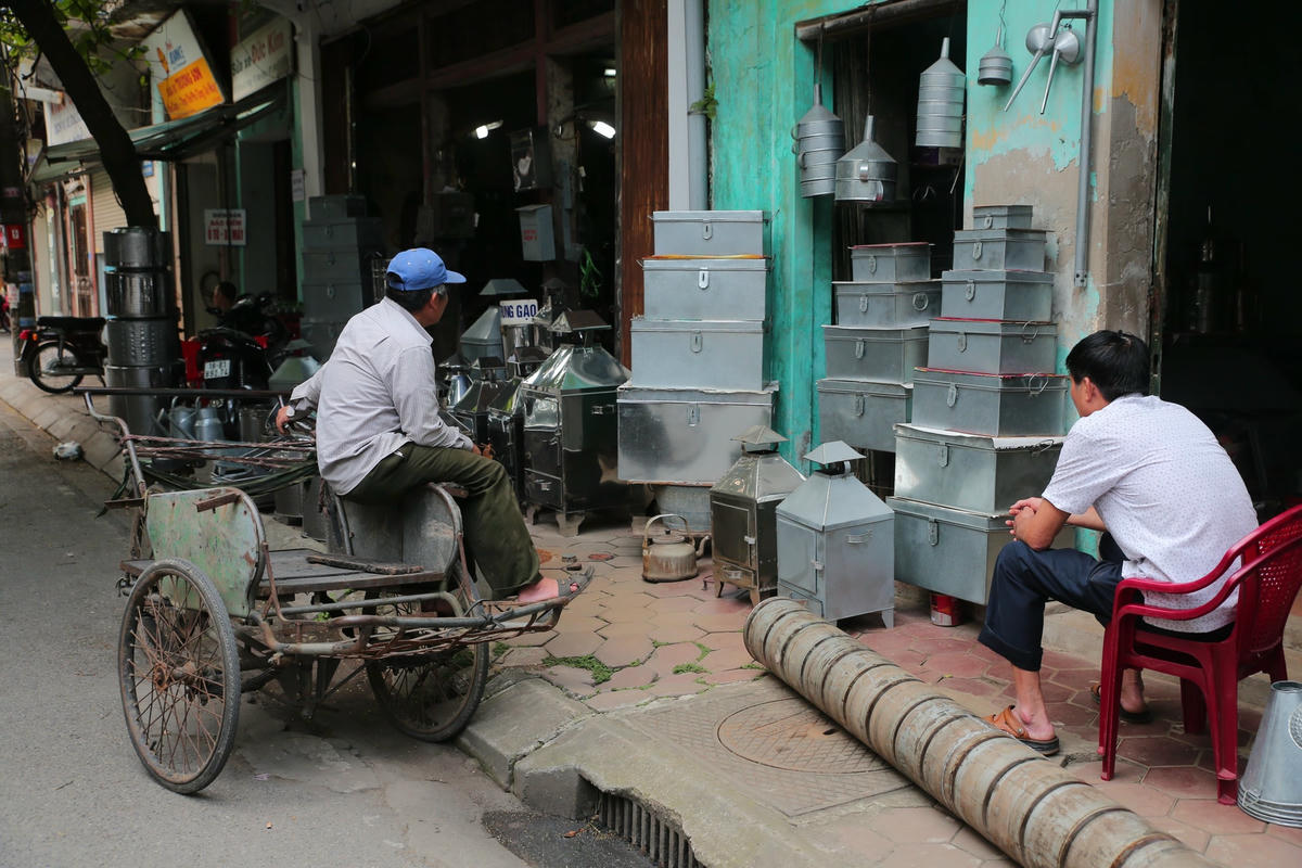 Trong lòng Thành Nam hiện còn lưu giữ nhiều nét cổ kính của một đô thị có lịch sử, văn hóa lâu đời, với nhiều công trình tôn giáo, tín ngưỡng, bảo tàng; các khu phố cổ, phố cũ. Trong ảnh: Một trong những phố “Hàng” ở Thành Nam.