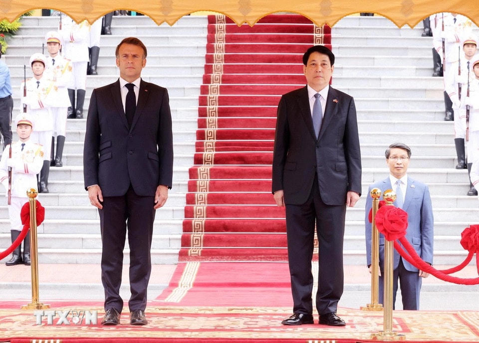 Chủ tịch nước Lương Cường và Tổng thống Pháp Emmanuel Macron nghe quân nhạc cử Quốc thiều hai nước. (Ảnh: Lâm Khánh/TTXVN)