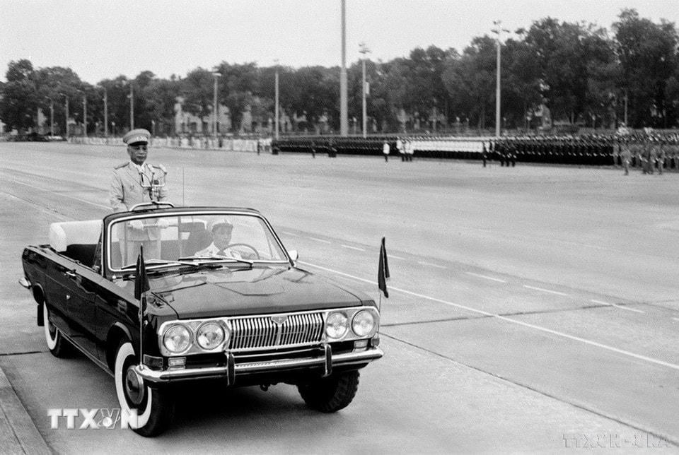 Đại tướng Văn Tiến Dũng, Bộ trưởng Quốc phòng đi duyệt các đơn vị tham gia lễ duyệt binh, diễu hành. (Ảnh: Xuân Lâm/TTXVN)