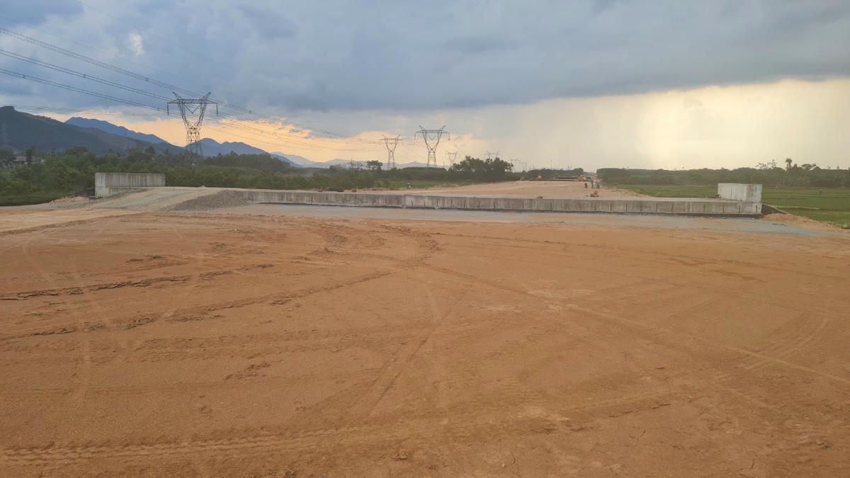 Đơn vị thi công đang tiến hành lu lèn lớp đất đắp nền.