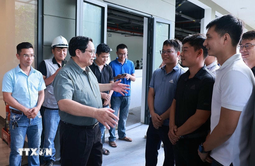 Thủ tướng Phạm Minh Chính nói chuyện với cư dân, người lao động tại khu nhà ở xã hội trong dự án khu đô thị Ecogarden. (Ảnh: Dương Giang/TTXVN)