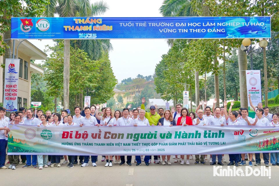 Sáng 26/3, tại Trường Đại học Lâm nghiệp (thị trấn Xuân Mai, huyện Chương Mỹ, Hà Nội) hơn 1.000 người cùng bước chân trên hành trình 3km vì tương lai xanh. Tham gia Chương trình gồm các sinh viên, học sinh, giảng viên, chuyên gia, nhà quản lý đến từ nhiều tổ chức trong và ngoài nước.